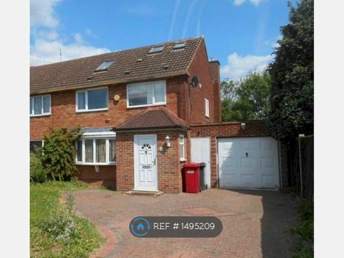 4 Bedroom Semi-Detached House To Rent In Darwin Road, Slough, SL3