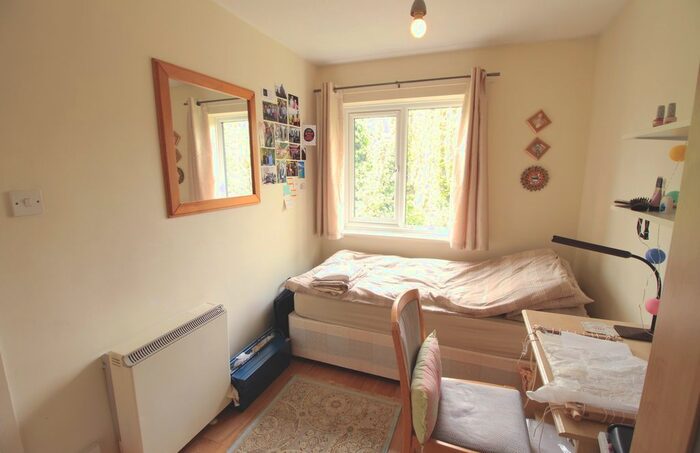 1 Bedroom Flat To Rent In Tithe Barn Close, Kingston Upon Thames KT2
