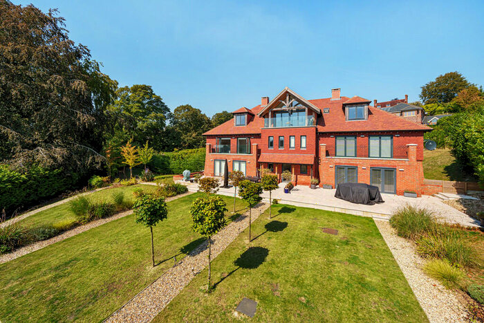 2 Bedroom Apartment To Rent In Chantry Point, Northdown Lane, GU1