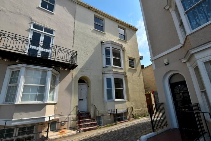 2 Bedroom Flat To Rent In Albert Terrace, Margate, CT9