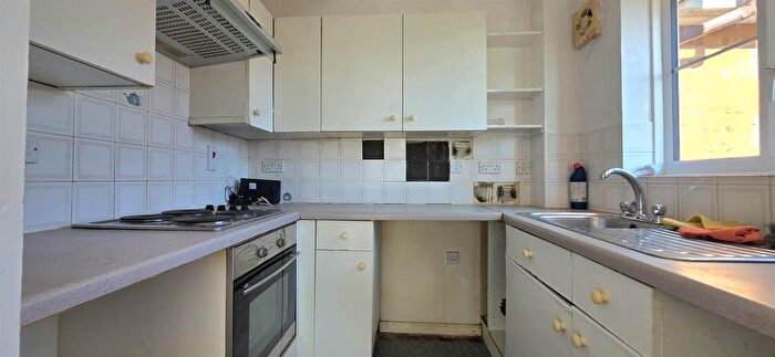 1 Bedroom Flat For Sale In Tennyson Close, Scotland Green Road, Enfield, EN3