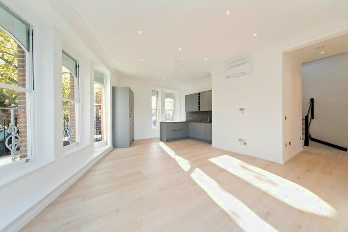 3 Bedroom Flat To Rent In Station Parade, Kew Village, Kew, Richmond, Surrey, TW9