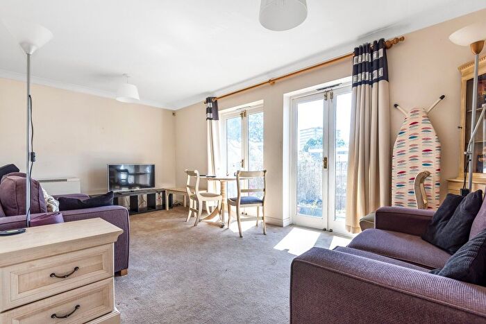 2 Bedroom Flat To Rent In Bolingbroke Walk, Battersea, London, SW11