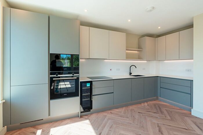 2 Bedroom Flat To Rent In Lapidge Drive, London, SW17