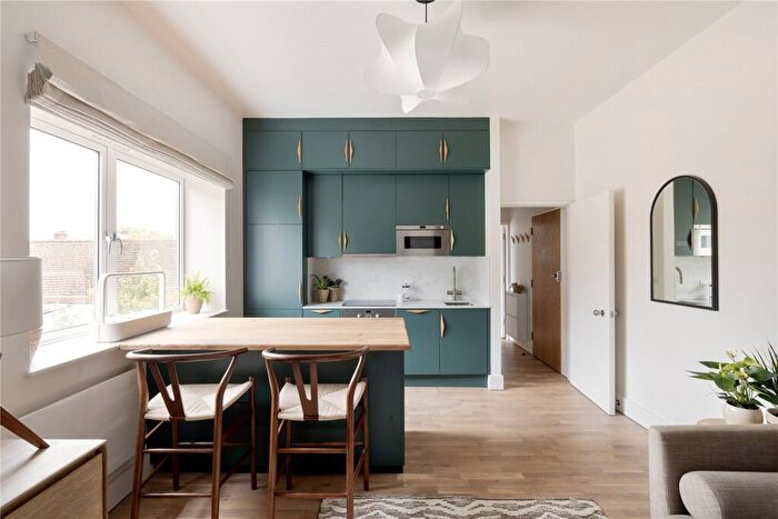 1 Bedroom Apartment To Rent In Mile End Road, London, E1