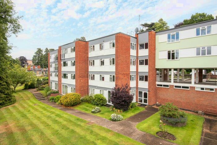 1 Bedroom Flat To Rent In Berkeley Court, Weybridge, Surrey, KT13