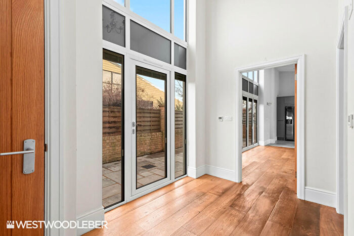 2 Bedroom Barn Conversion To Rent In Mangrove Lane, Hertford, SG13