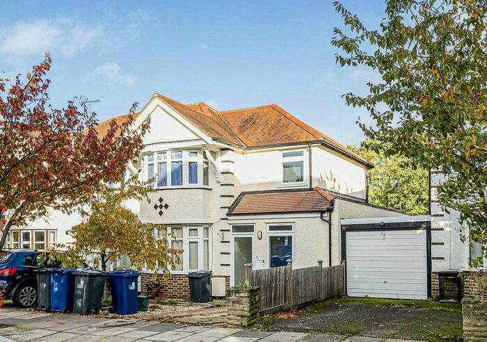 3 Bedroom Flat To Rent In Brentmead Gardens, London, NW10