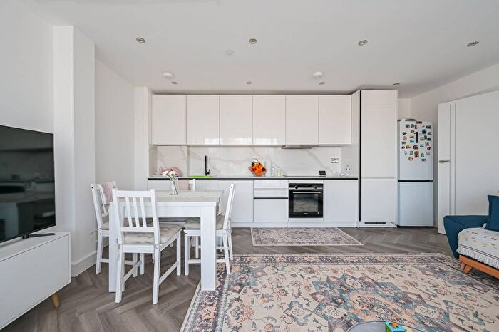 2 Bedroom Flat For Sale In Larkshall Road, Chingford, E4