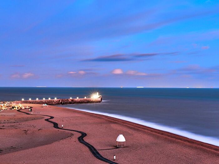 2 Bedroom Flat For Sale In Shoreline Crescent, Folkestone, Kent, CT20