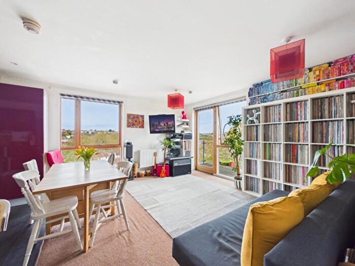 2 Bedroom Flat For Sale In Baptist Mills Court, Bristol, BS5