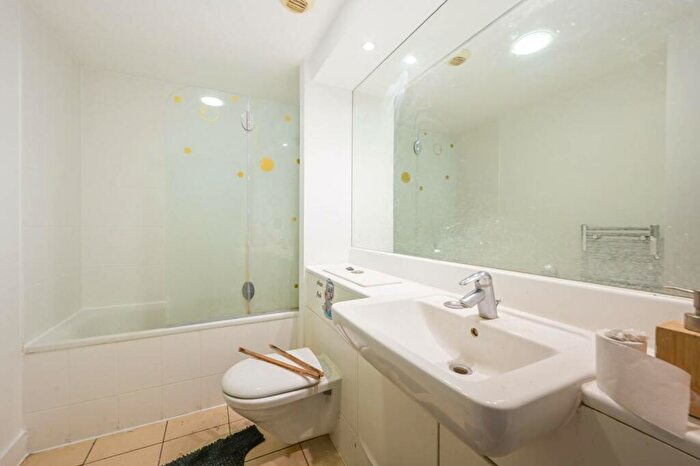 2 Bedroom Flat To Rent In The Galley, Gallions Reach, London, E16