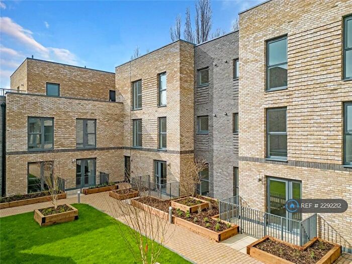 2 Bedroom Flat To Rent In Loughton, Essex, IG10