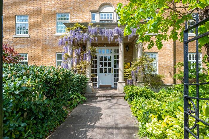 2 Bedroom Flat To Rent In Balaclava Road, Long Ditton, Surbiton, Surrey, KT6