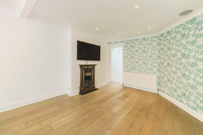 2 Bedroom Flat To Rent In Garratt Lane, London, SW18