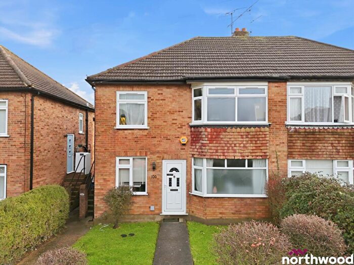 2 Bedroom Flat For Sale In Doddinghurst Road, Brentwood, CM15