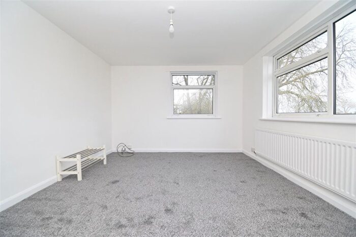 2 Bedroom Flat To Rent In Barnsley Road, Wakefield, WF2