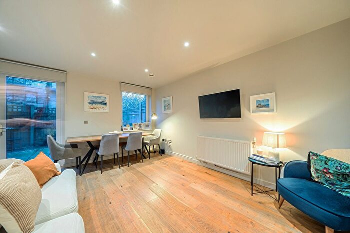 3 Bedroom Flat For Sale In Commerell Street, Greenwich, SE10