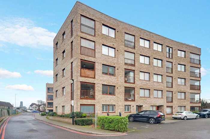 2 Bedroom Flat For Sale In Kenneth Way, Ealing Broadway, London, W5