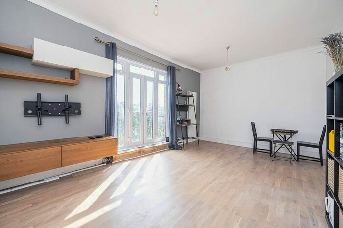 1 Bedroom Flat To Rent In West Bank, Stamford Hill, London, N16