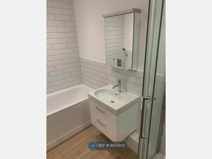 2 Bedroom Flat To Rent In Garfield Mews, London, SW11