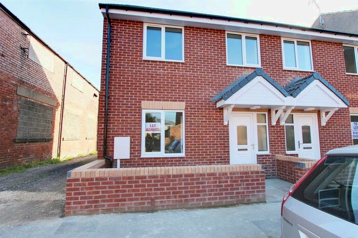 3 Bedroom Semi-Detached House To Rent In Broadleys, Clay Cross, Chesterfield, Derbyshire, S45
