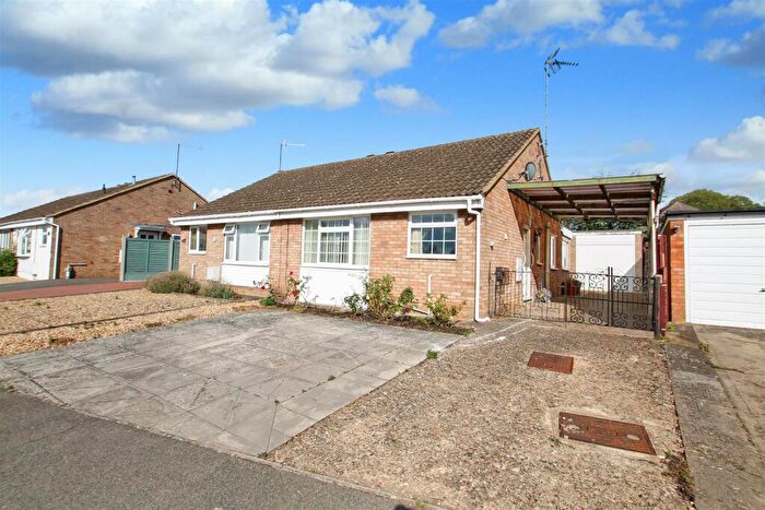 3 Bedroom Semi-Detached Bungalow For Sale In Spinney Close, Thrapston, NN14