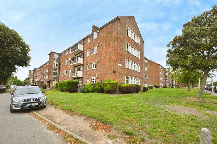 3 Bedroom Flat For Sale In Broomhill Road, Woodford Green, IG8