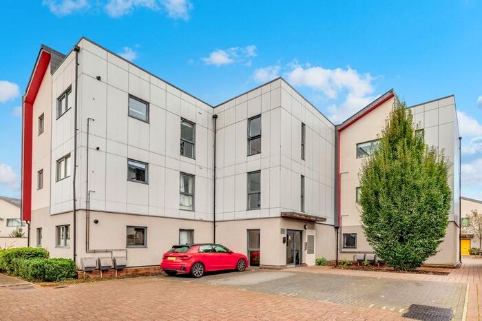 1 Bedroom Flat To Rent In Cairns Avenue, London, SW16