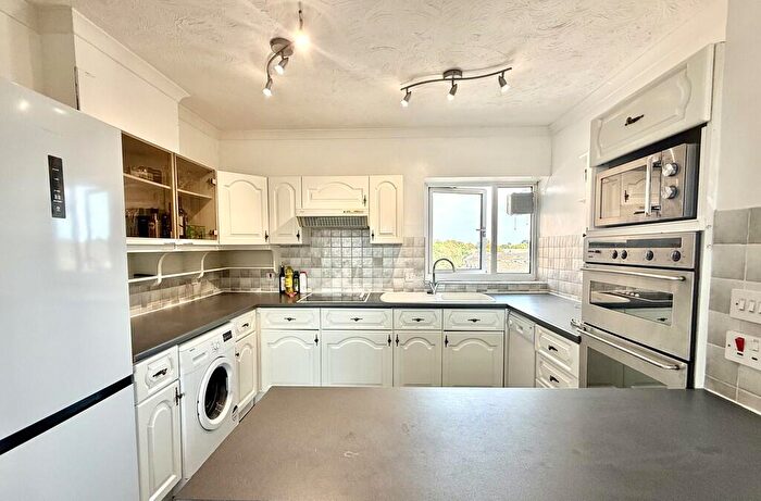 2 Bedroom Apartment For Sale In Gale Moor Avenue, Gosport, PO12