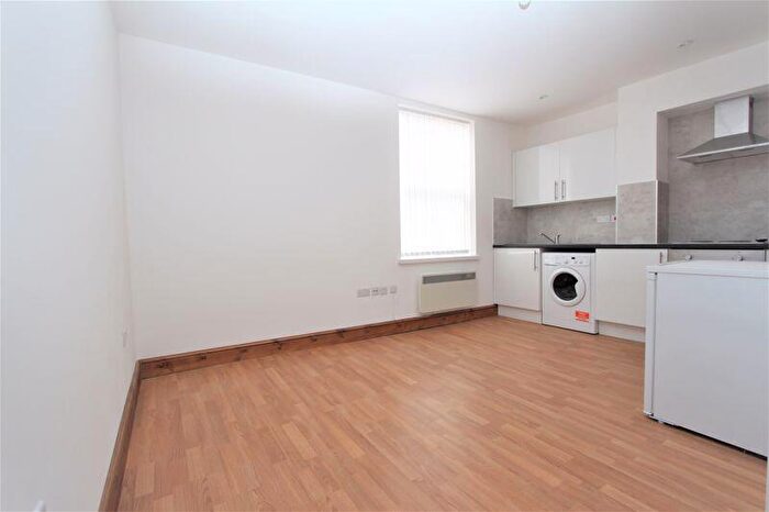 Flat To Rent In High Road, Wood Green, N22