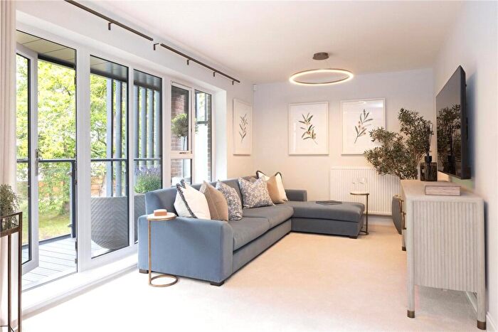 4 Bedroom Detached House For Sale In Concorde Drive, Weybridge, KT13