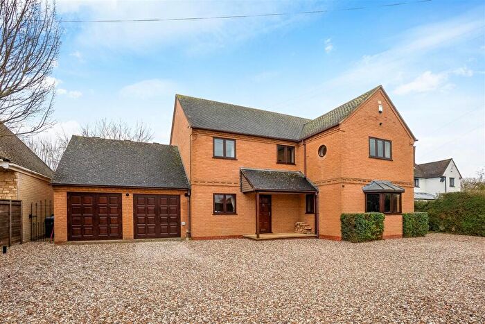 4 Bedroom Detached House For Sale In Armscote Road, Tredington, CV36