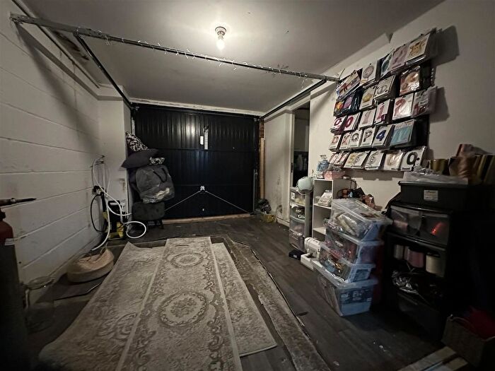 2 Bedroom Flat For Sale In Dixon Street, Manchester, M40