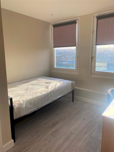 Studio To Rent In Room Available - Colonnade Building, Bradford, BD1