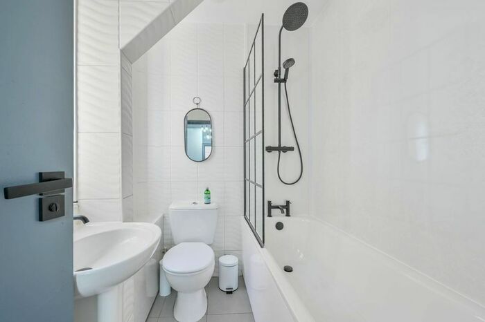 3 Bedroom Flat To Rent In Goldhawk Road, Shepherd's Bush, London, W12