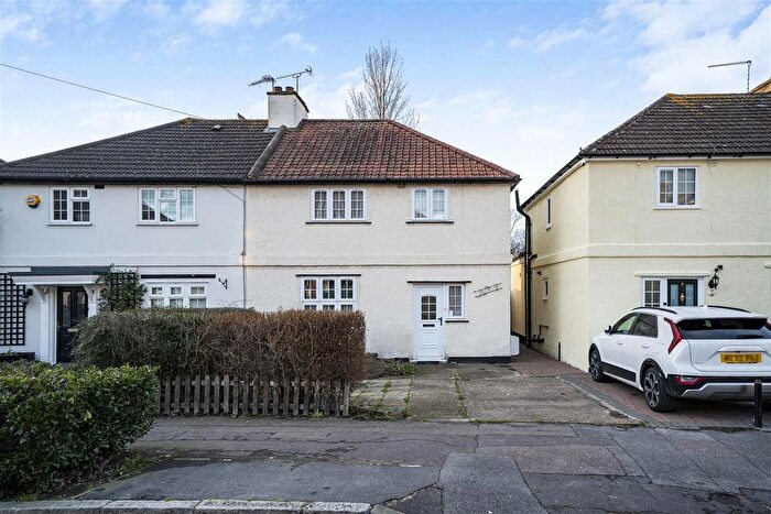 3 Bedroom Property For Sale In Highfield Road, Woodford Green, IG8