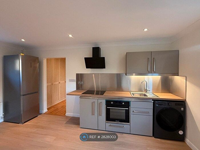 2 Bedroom Flat To Rent In Barton Road, Cambridge, CB3