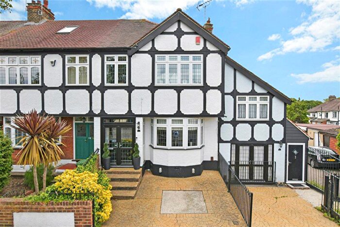 3 Bedroom Terraced House For Sale In Grosvenor Drive, Hornchurch, Essex, RM11