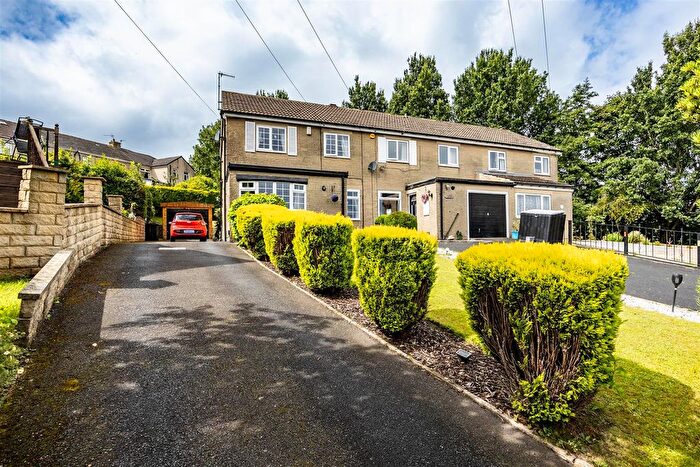 3 Bedroom End Of Terrace House For Sale In Clayfield Drive, Bradford, BD7