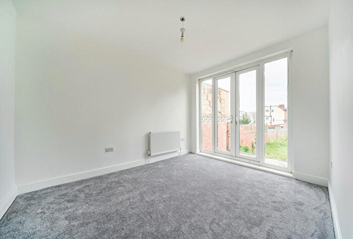 5 Bedroom Terraced House For Sale In Wakemans Hill Avenue, London, NW9