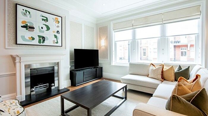 3 Bedroom Flat To Rent In Duke Street, Mayfair, London, W1K