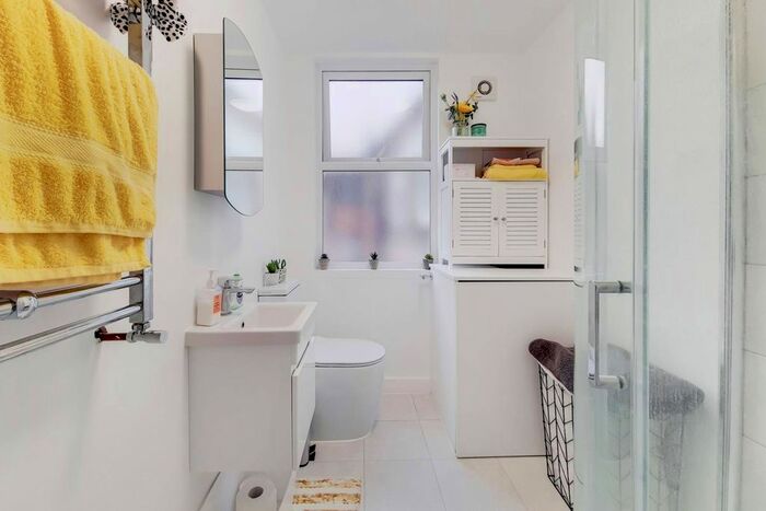 1 Bedroom Flat To Rent In Richmond Road, East Twickenham, Twickenham, TW1