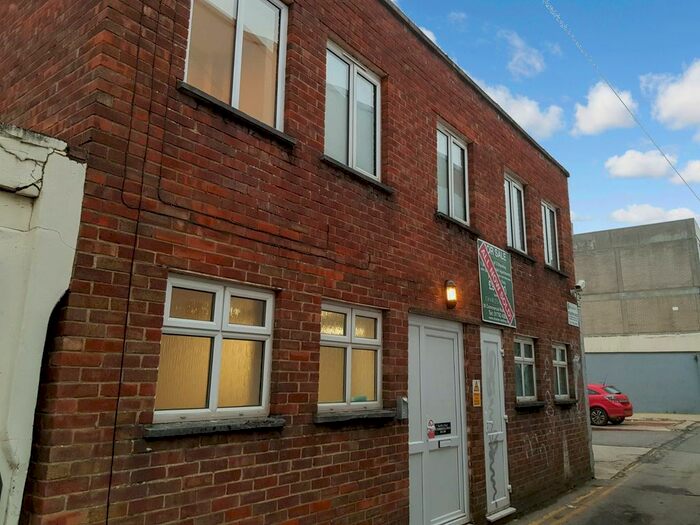 2 Bedroom Flat To Rent In Commercial Road, Swindon, Wiltshire, SN1