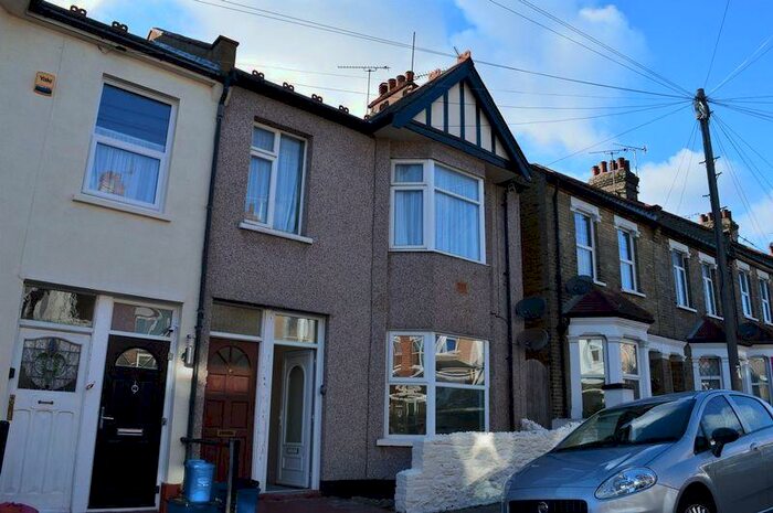 2 Bedroom Flat To Rent In Chinchilla Road, Southend-On-Sea, SS1