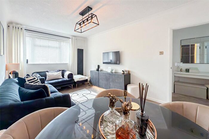2 Bedroom Apartment For Sale In The Beeches, Park Street, St. Albans, Hertfordshire, AL2