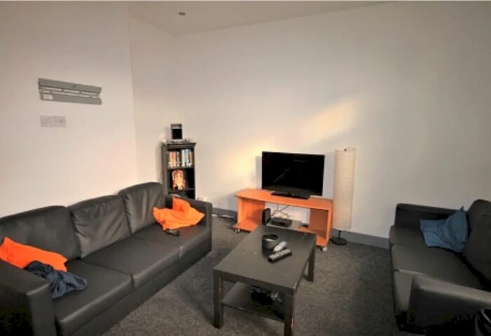 6 Bedroom Terraced House To Rent In Brudenell Road, Leeds, West Yorkshire, LS6