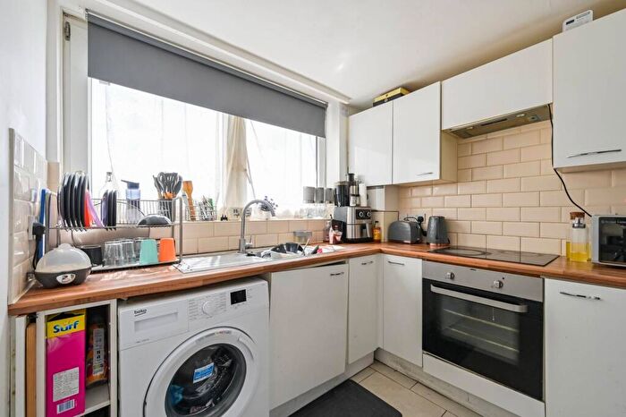1 Bedroom Flat For Sale In Finsbury House, Bounds Green, London, N22