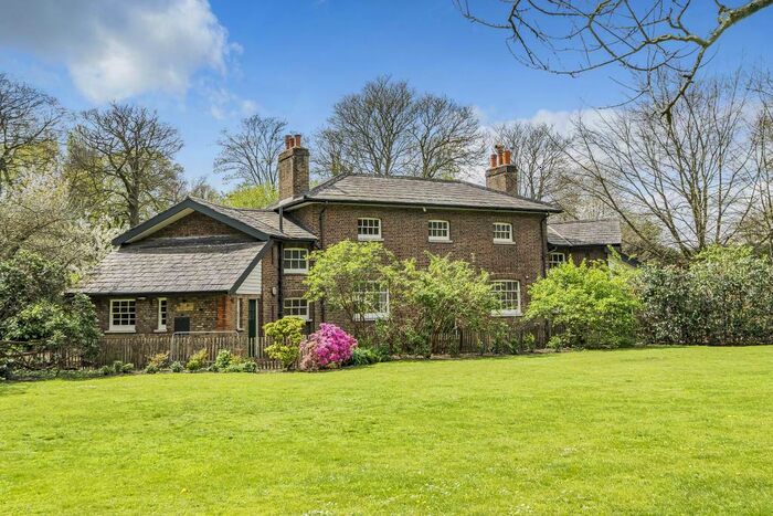 2 Bedroom Cottage To Rent In Hampstead Lane, Hampstead, NW3