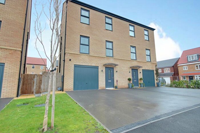 4 Bedroom Semi Detached House For Sale In Field Maple Crescent, Beverley, HU17